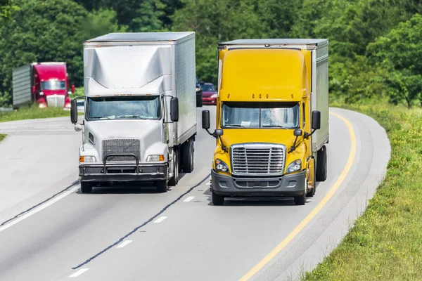 Zware Vrachtwagens Andere Voertuigen Reizen Een Snelweg Tennessee Opmerking Alle — Stockfoto