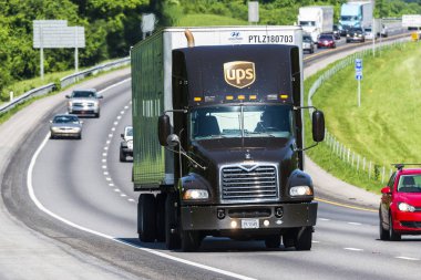 Knoxville, Tn, Amerika çevre--6/6/2018: yüklü bir Ups 18 tekerlekli seyahat I-40 yakınındaki Knoxville, Tn