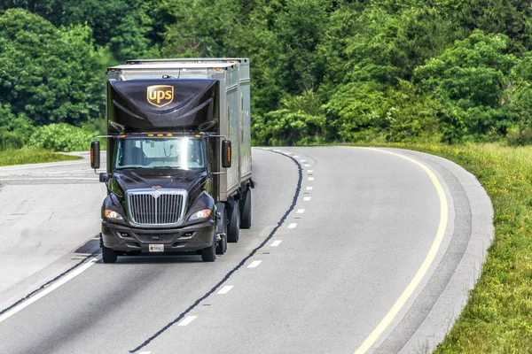 Perto Knoxville Eua 2018 Caminhão Reboque Duplo United Parcel Service — Fotografia de Stock