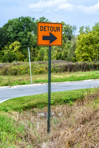 Primer Plano Vertical Una Señal Desvío Esquina Una Carretera — Foto de Stock