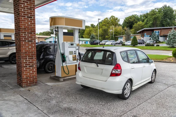 水平ショットの汎用コンパクト車購入ガソリンで 一般的なコンビニエンス ストア すべての目に見える印および徴候が削除されています — ストック写真