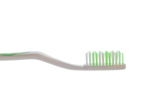 Nahaufnahme der grünen Zahnbürste ist isoliert auf weiß. — Stockfoto