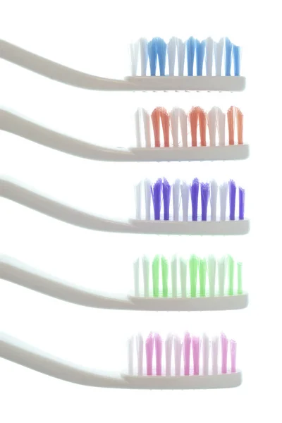 Cinco escovas de dentes coloridas isoladas em branco — Fotografia de Stock