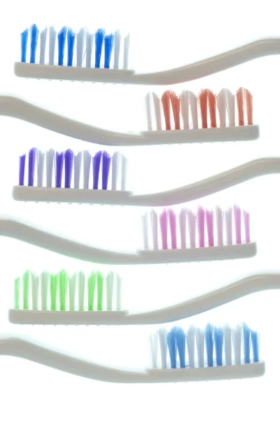 Variedade de escovas de dentes coloridas isoladas em branco — Fotografia de Stock