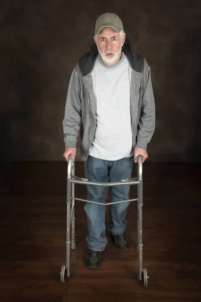 Oudere man met walker — Stockfoto