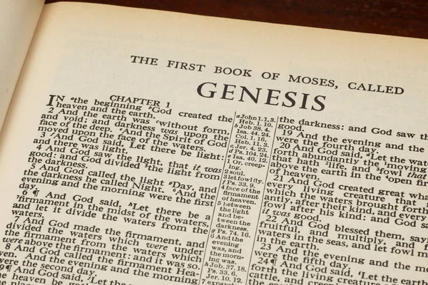 Genesis 1 na začátku ze staré Bible — Stock fotografie
