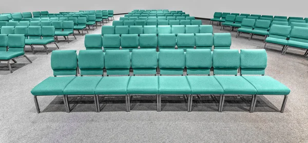 Vergadering kamer vol lege stoelen — Stockfoto