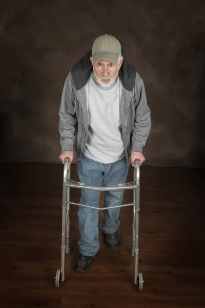 Öreg ember nyugszik a Walker — Stock Fotó