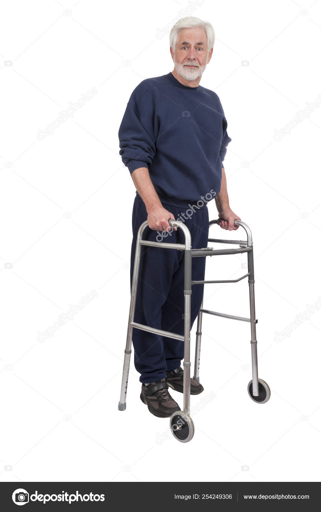 Alegre viejo hombre con andador es aislado en blanco — Foto de