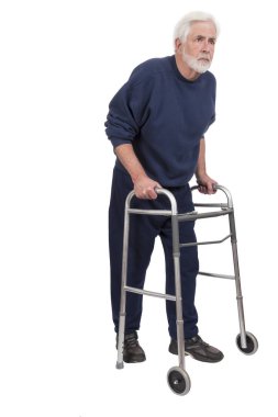 Walker ile eğik yaşlı adam beyaz izole