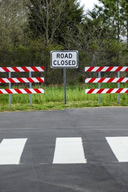 Yol kapalı işaret engelleri ile