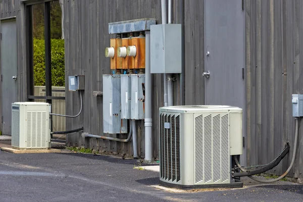 Commerciële airconditioners en elektriciteitskasten buiten oude af — Stockfoto