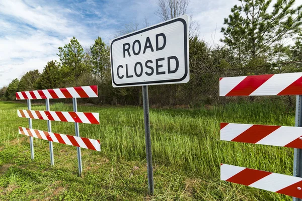 Barrières avec panneau fermé par la route — Photo