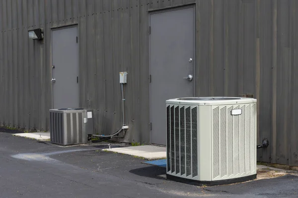 Kommersiella luftkonditioneringar utanför åldrande Office Complex — Stockfoto