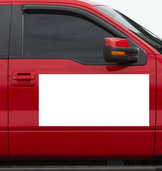 具有复制空间的红色汽车上的空白白色磁符号 — 图库照片