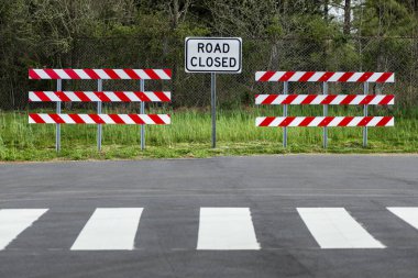 Yol kapalı tabela ve bariyerler