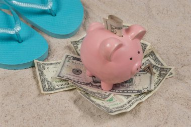 Sa Piggy Bank ve Sa Üzerinde Sa ile Plaj Tatil Tasarruf Kavramı