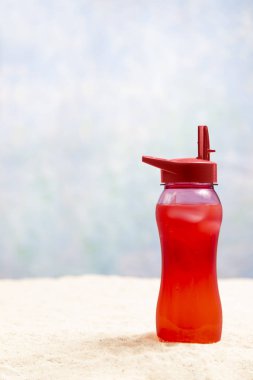 Kırmızı İçecek ve Sığ Dof ile Dikey Plaj Kum Arka Plan
