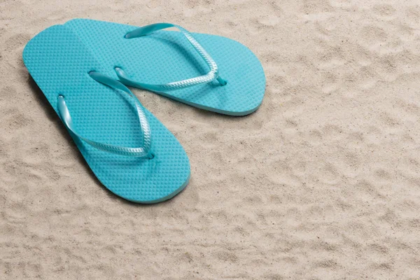 Blue Flip Flops na praia de areia com espaço de cópia — Fotografia de Stock