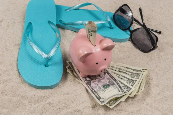 Praia férias poupança tema com Piggy Bank — Fotografia de Stock