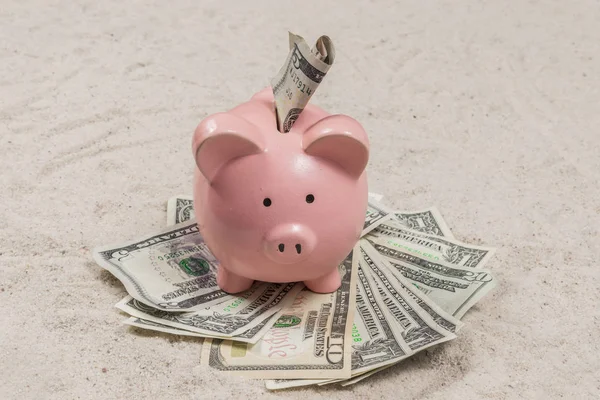Piggy Bank com dinheiro na praia de férias arenosas — Fotografia de Stock