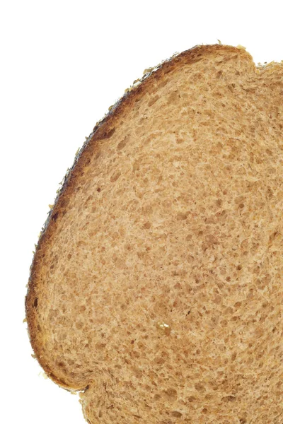 Крупный план ломтик цельного пшеничного хлеба на белом — стоковое фото