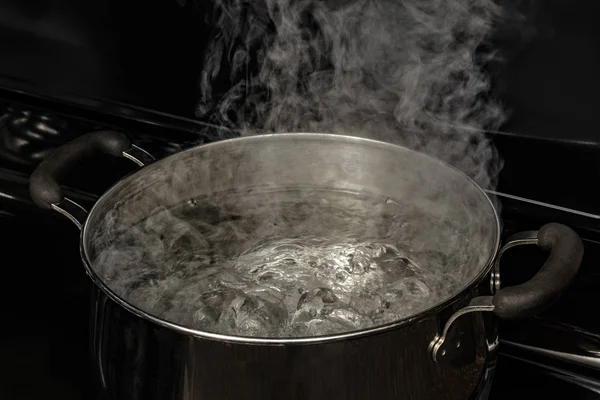 Βραστό νερό στο ολλανδικό φούρνο στη σόμπα — Φωτογραφία Αρχείου