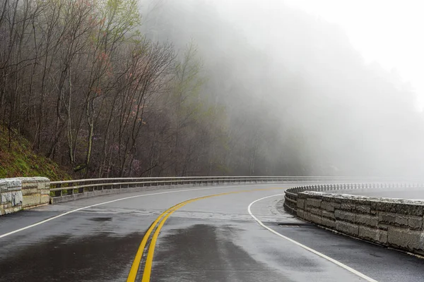 Smoky Mountain Road Disappears Into Fog With Copy Space — Stock Photo, Image