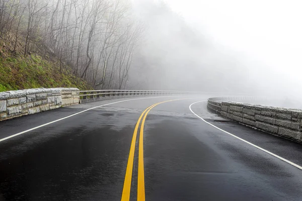 Mountain Road scompare nella nebbia con spazio di copia — Foto Stock