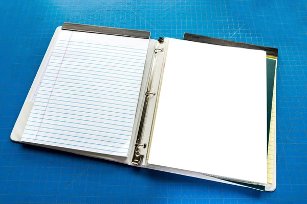 Notebook aberto com espaço de cópia contra azul placa de corte Backgro — Fotografia de Stock