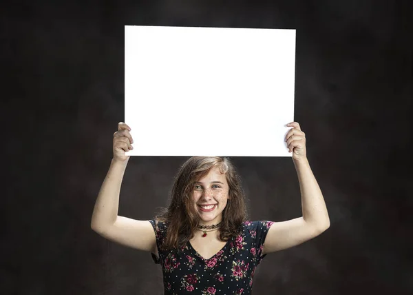Ευτυχισμένο κορίτσι πριν από την εφηβεία με οριζόντια λευκή πινακίδα — Φωτογραφία Αρχείου