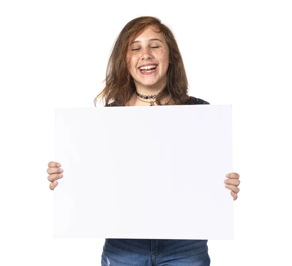 Ridere pre-Teen Girl Holding bianco vuoto segno isolato su Whit — Foto Stock