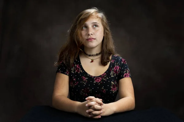 Pre-Teen Young Lady Praying — Stock Photo, Image