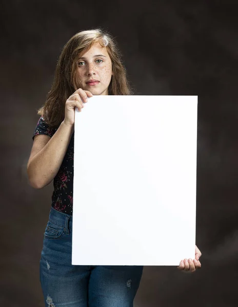 Grave guardando pre-Teen Girl Holding vuoto verticale bianco segno — Foto Stock