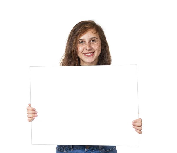 Χαμογελώντας προ-έφηβος κορίτσι κρατώντας κενό λευκό σημάδι απομονώνονται σε λευκό — Φωτογραφία Αρχείου