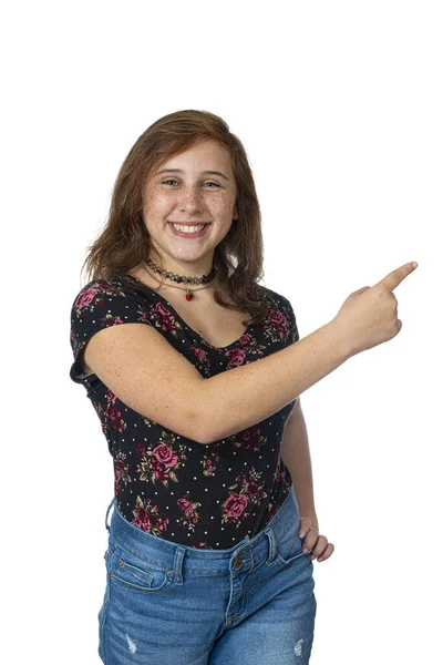 Lächelndes Pre-Teenie-Mädchen, das isoliert auf Weiß zeigt — Stockfoto