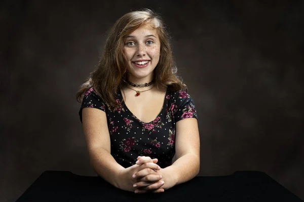 Nagyon boldog és izgatott pre-tizenéves lány — Stock Fotó