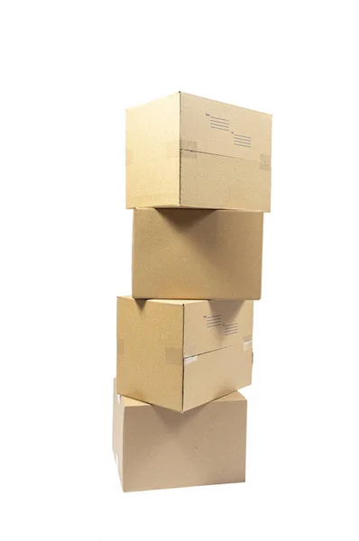 Pilha de quatro caixas de transporte de papelão em branco isolado em branco — Fotografia de Stock