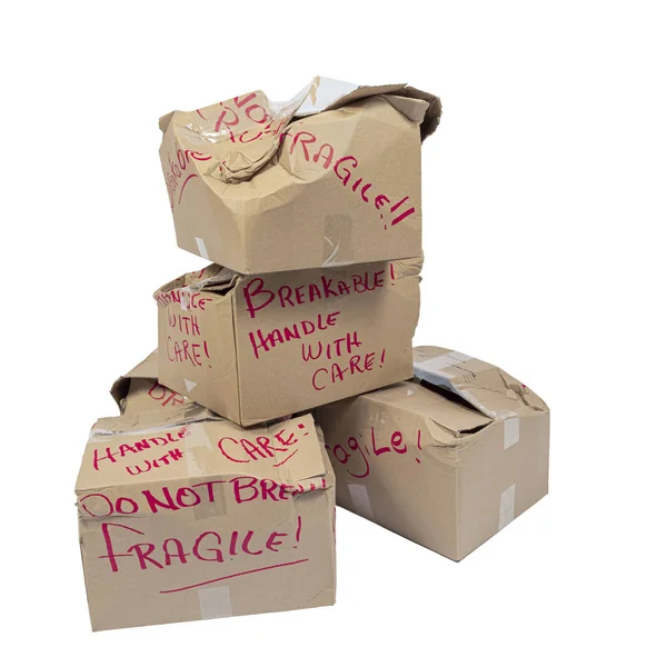 Quatro caixas frágeis destruídas no transporte isolado no branco — Fotografia de Stock