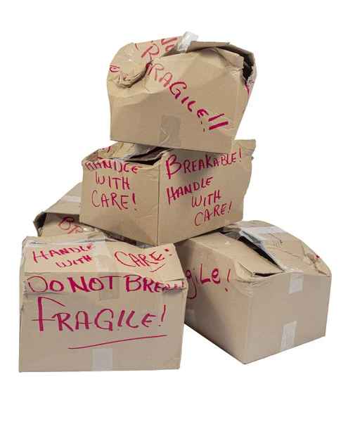 Cinque scatole di spedizione fragili fortemente danneggiate isolate su bianco — Foto Stock