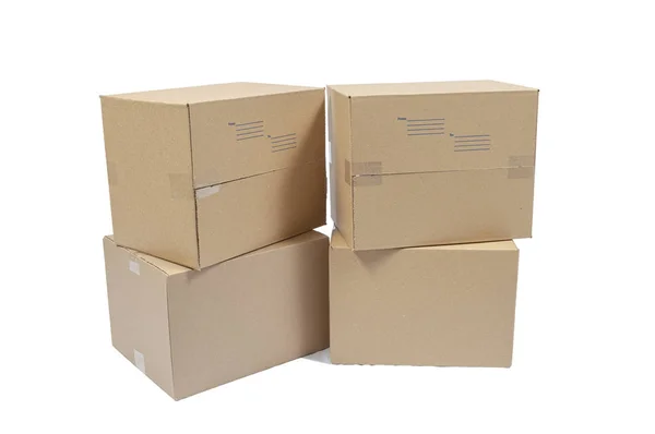 Quattro scatole di cartone imballate per la spedizione isolate su bianco — Foto Stock