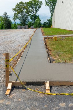 İnşaat alanında yeni dökülmüş beton kaldırımın dikey görüntüsü..
