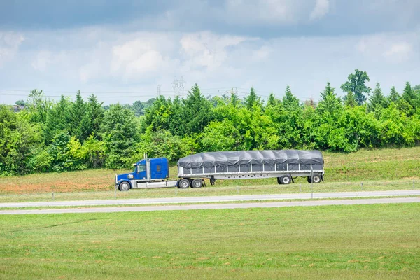 Poziome Ujęcie Niebieskiego Kołowego Zadaszonym Łóżkiem Jadącego Autostradą Tennessee — Zdjęcie stockowe