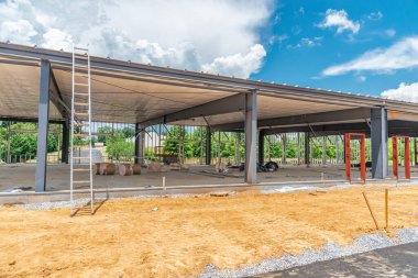 İnşaat halindeki ticari bir binanın yatay görüntüsü..