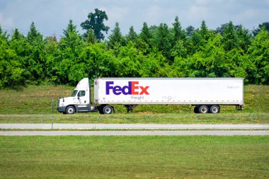 26 Haziran 2020 -- Maryville, TN -- Knoxville Havaalanından bir FedEx 18-Wheeler Paketleri taşıyor