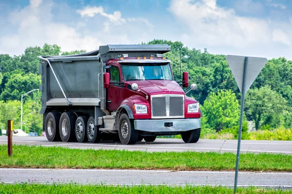 Colpo Orizzontale Grande Autocarro Ribaltabile Che Consegna Ghiaia Cantiere Commerciale — Foto Stock