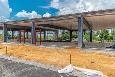 İnşaat halindeki yeni bir ticari binanın yatay görüntüsü..