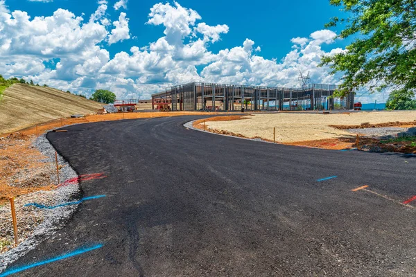 Fotografia Horizontal Uma Nova Estrada Com Cobertura Negra Que Conduz — Fotografia de Stock