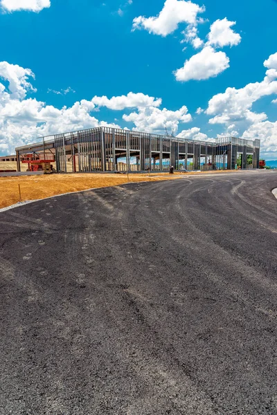 Vertikale Aufnahme Einer Frisch Gepflasterten Straße Die Einer Kommerziellen Baustelle — Stockfoto