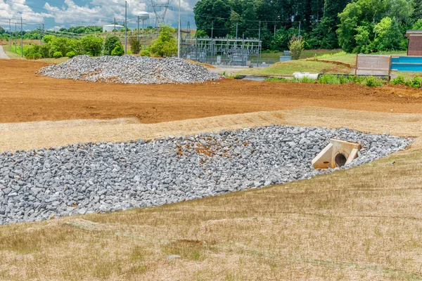 Tiro Horizontal Uma Vala Drenagem Revestimento Rocha Construção — Fotografia de Stock